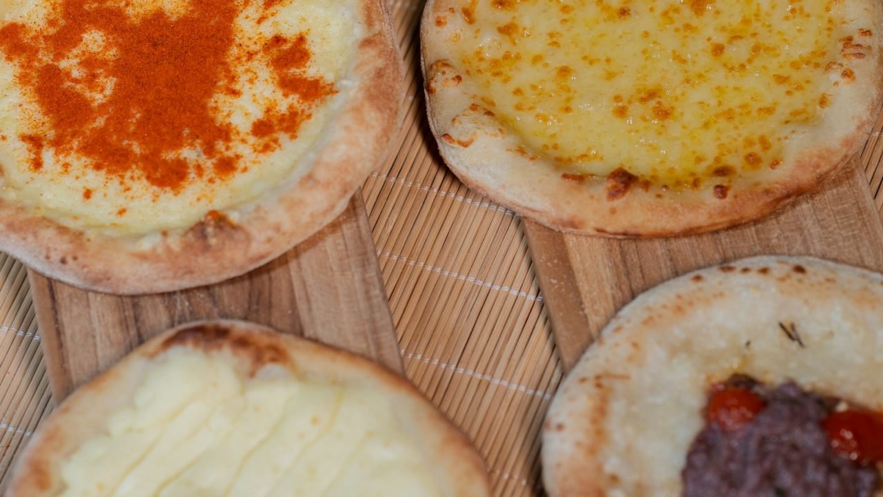 Build-Your-Own Mini Veggie Pizzas